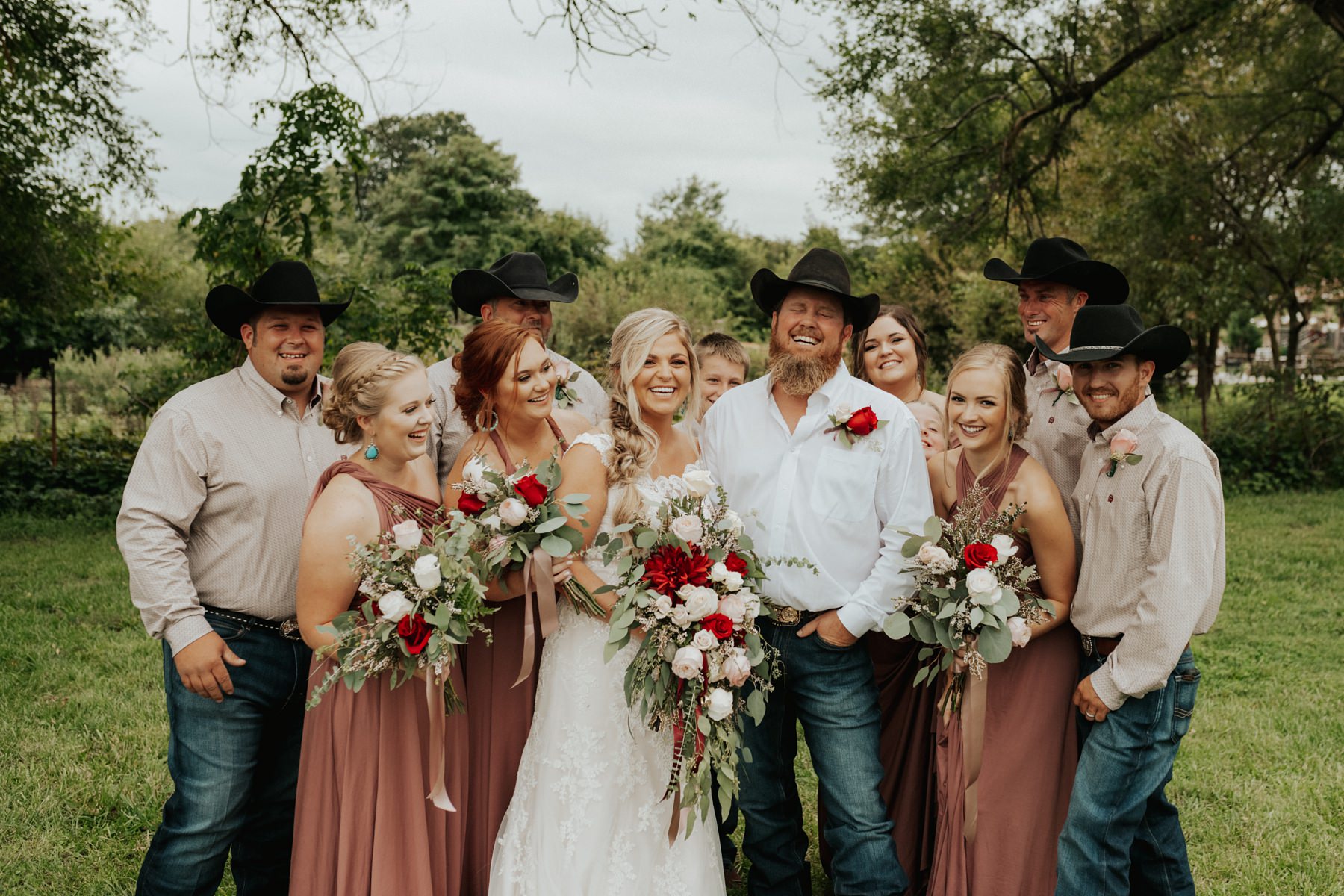 A bridal party at The Barn at Belamour in Springfield, MO.